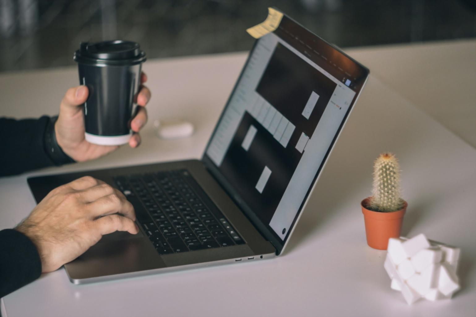 Análisis financiero en pantalla mostrando gráficos y datos
